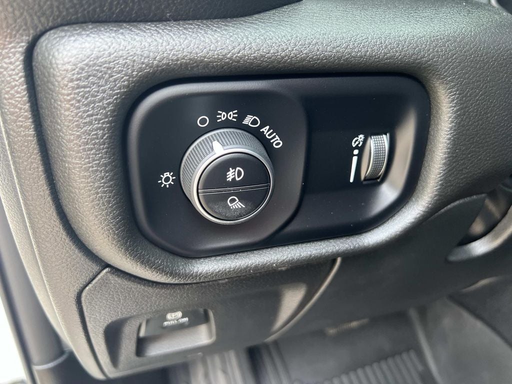 2025 RAM 1500 Tradesman Quad Cab 4x2 6'4" Box