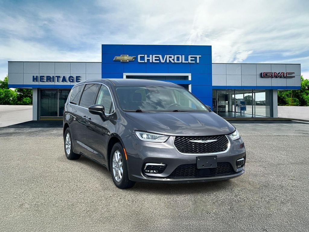 2023 Chrysler Pacifica Touring L's photo