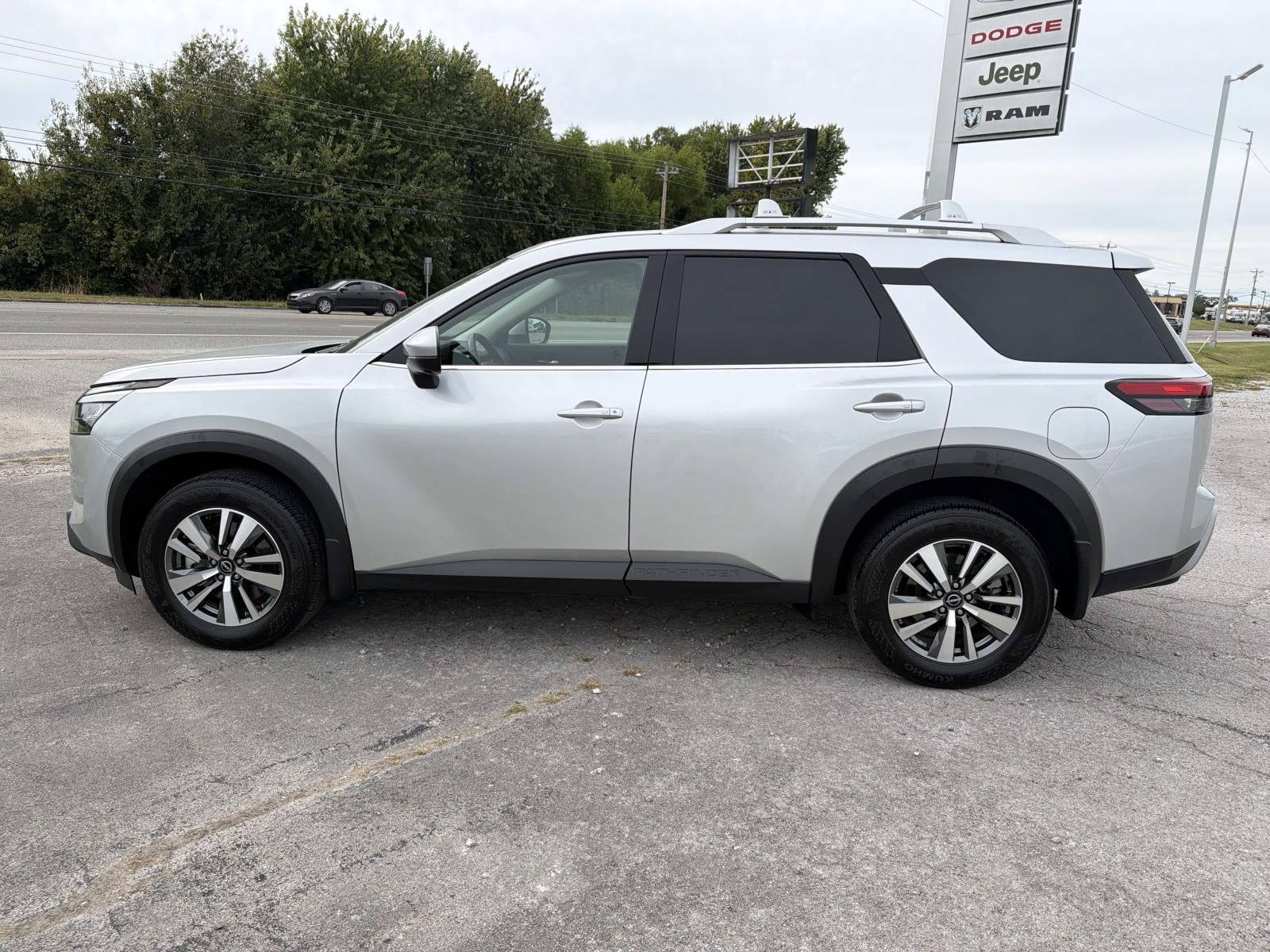 2025 Nissan Pathfinder SL