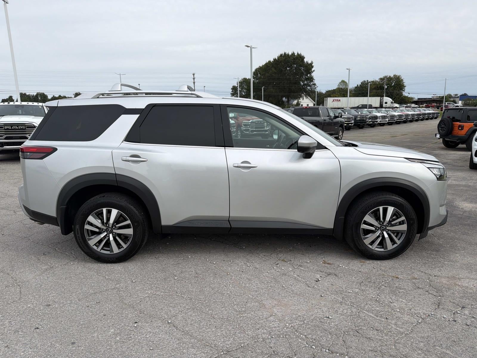 2025 Nissan Pathfinder SL